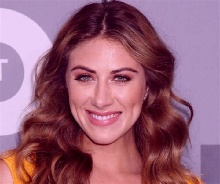 Is Perry Mattfeld blind? Her eyes, height, wiki, net worth, husband & kids.